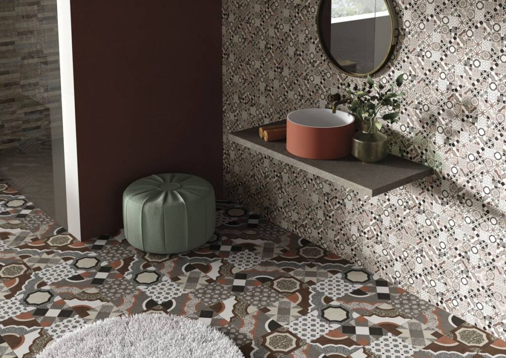 Mozaïek tegels op wand en vloer in een stijlvolle badkamer met roodbruine en groene tinten