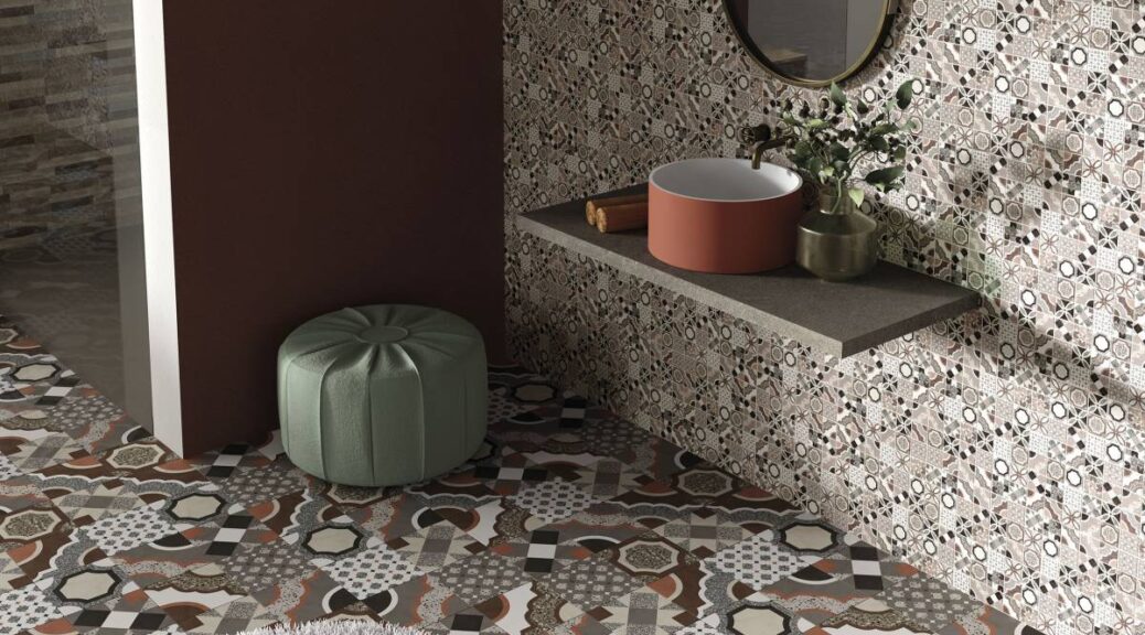 Mozaïek tegels op wand en vloer in een stijlvolle badkamer met roodbruine en groene tinten
